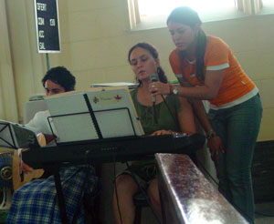 Raiza tocando durante una misa en su comunidad