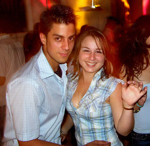 Pareja de muchachos bailando