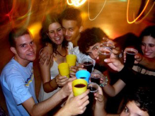 J&oacute;venes durante el brindis de medianoche