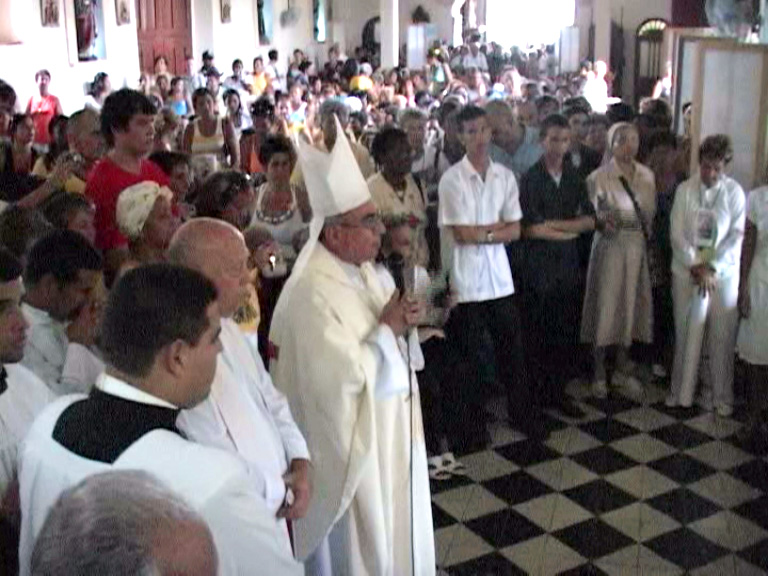 Mons. Juan de Dios junto a los fieles