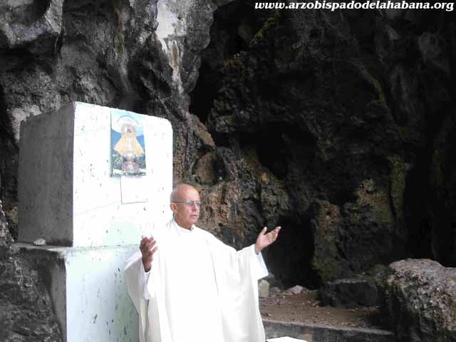 Entronizada la Virgen de la Caridad en la cueva al fondo de la capilla de la playa Jibacoa, Provincia Habana.