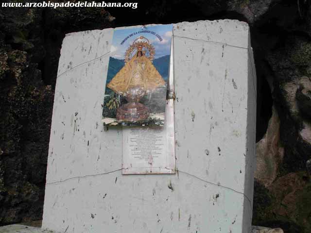 Entronizada la Virgen de la Caridad en la cueva al fondo de la capilla de la playa Jibacoa, Provincia Habana.