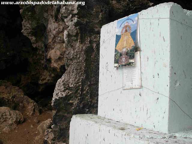 Entronizada la Virgen de la Caridad en la cueva al fondo de la capilla de la playa Jibacoa, Provincia Habana.