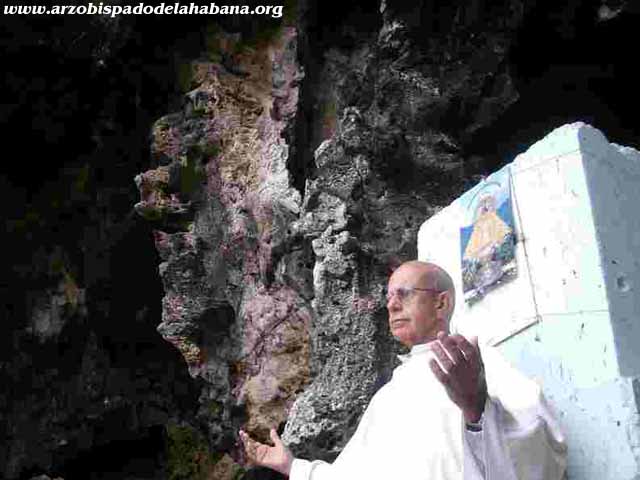 Entronizada la Virgen de la Caridad en la cueva al fondo de la capilla de la playa Jibacoa, Provincia Habana.