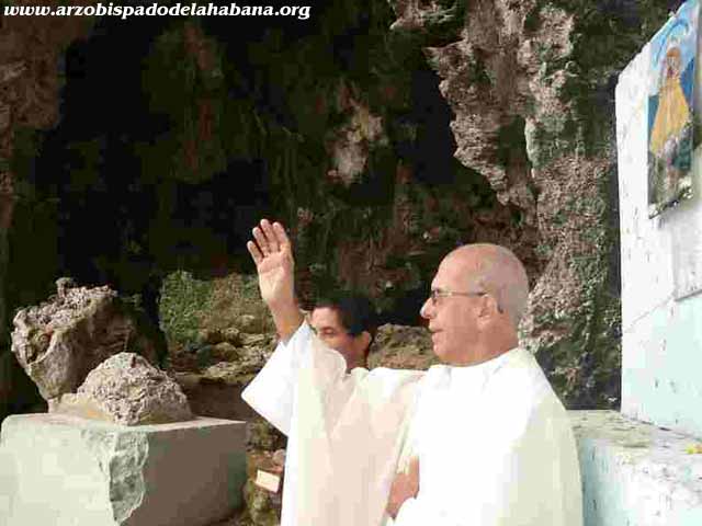 Entronizada la Virgen de la Caridad en la cueva al fondo de la capilla de la playa Jibacoa, Provincia Habana.