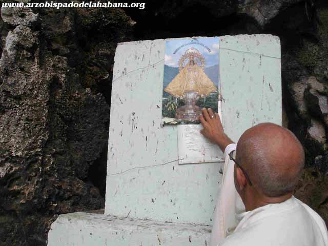 Entronizada la Virgen de la Caridad en la cueva al fondo de la capilla de la playa Jibacoa, Provincia Habana.