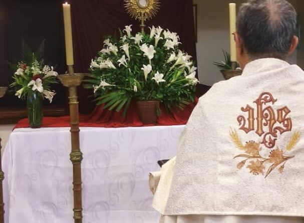 Adoración en el Seminario San Carlos y San Ambrosio