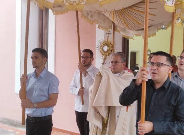 Adoración en el Seminario San Carlos y San Ambrosio