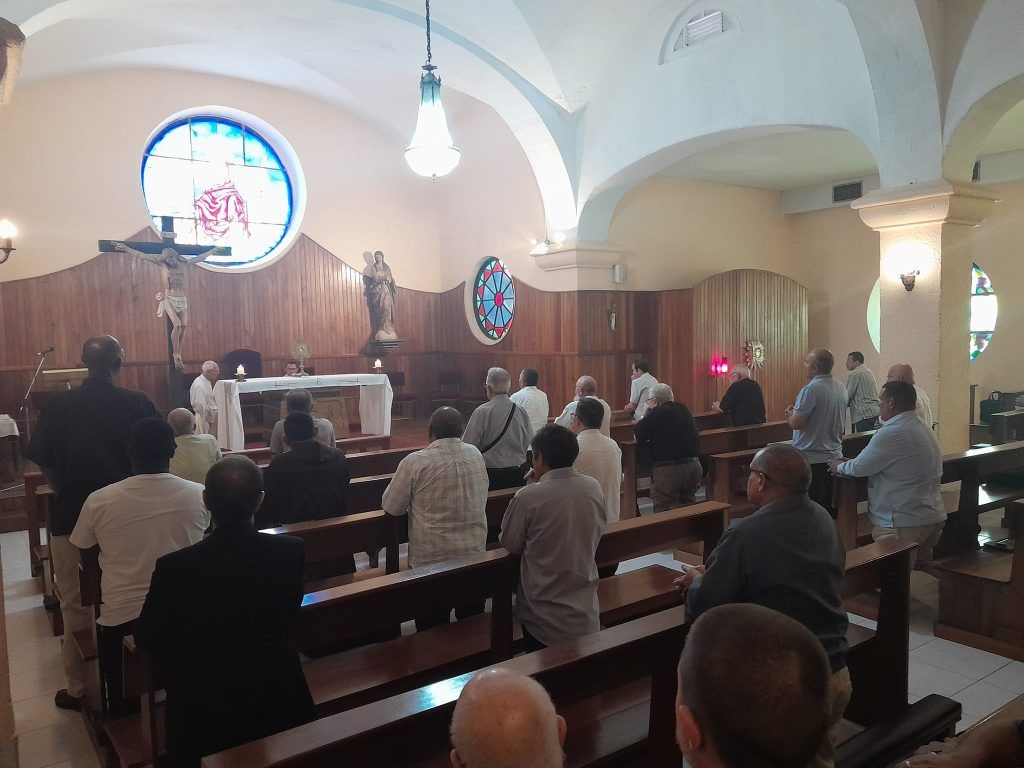 Adoración de Jesús Eucaristía, por el clero habanero.