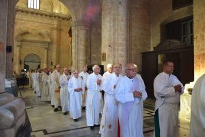Sacerdotes en la Misa Crismal en la S.M.I catedral de La Habana