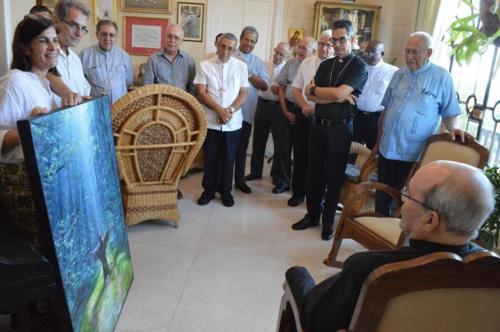Delia María López Campistrous, secretaria de la Comisión de Cultura de la Conferencia de Obispos Católicos de Cuba, entrega la obra de arte que acompaña a la Distinción