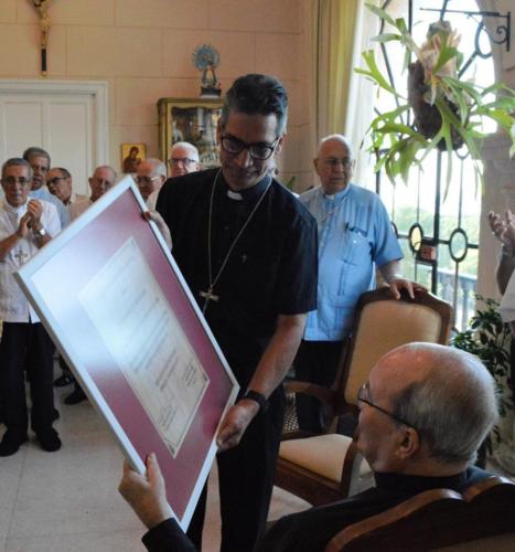 Mons. Juan Gabriel Díaz, Obispo de Ciego de Ávila, entrega al Cardenal Jaime Ortega de la Distinción Mons. Carlos Manuel de Céspedes